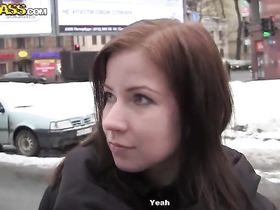 Русские пикаперы согреваются зимой и трахают симпатичную девицу